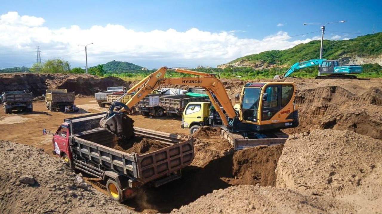 Sejumlah truck mengangkut limbah batu bara sisa pembakaran Pembangkit Listrik Tenaga Uap (PLTU) Jeranjang di Kabupaten Lombok Barat, Nusa Tenggara Barat. (ANTARA/HO-PLN)