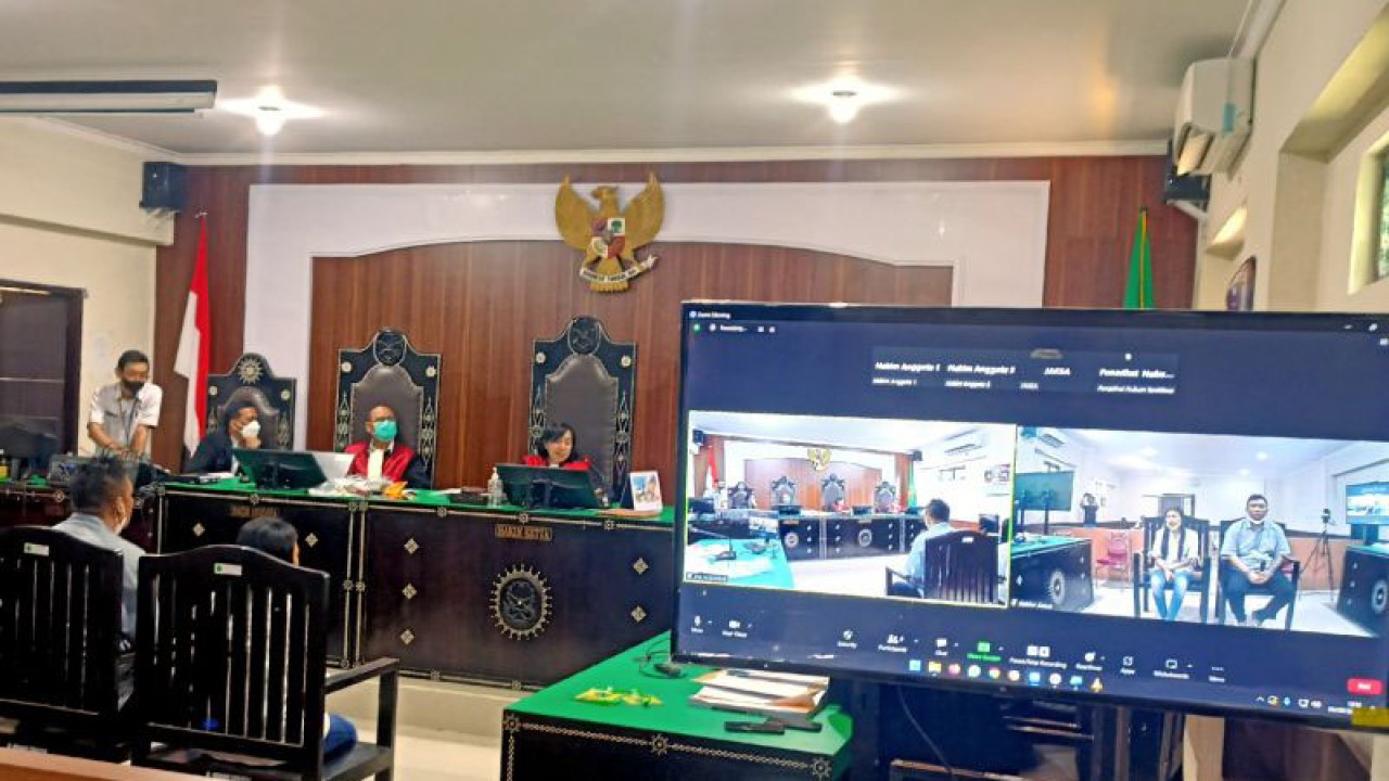 Dokumentasi - Suasana sidang pemeriksaan terdakwa bandar pengendali peredaran narkoba di Mataram, Mandari bersama suaminya, Bayu, di Pengadilan Negeri Mataram, NTB, Senin (26/9/2022). ANTARA/Dhimas B.P.