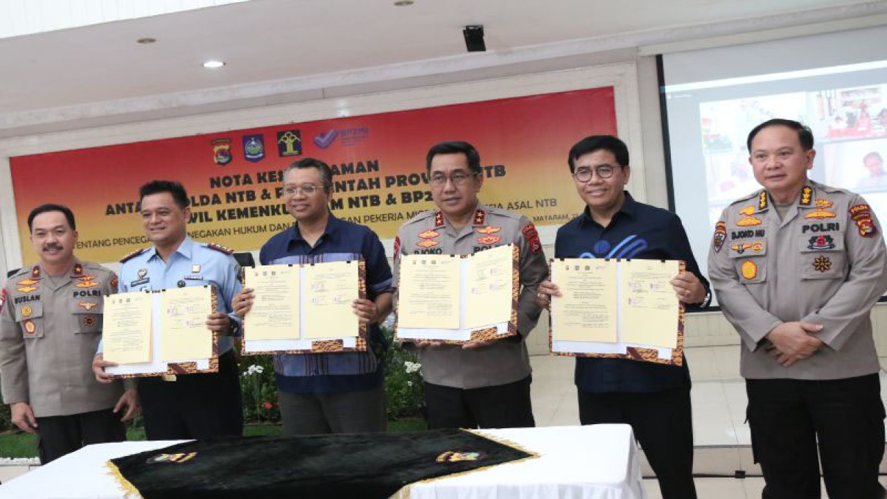 Gubernur NTB Zulkieflimansyah (ketiga kiri) dan Kapolda NTB Irjen Pol. Djoko Poerwanto (tengah) bersama pejabat pemangku kepentingan di daerah menunjukkan dokumen nota kesepahaman bersama dalam mencegah aksi TPPO di Mapolda NTB, Mataram, Selasa (26/6/2023). ANTARA/Dhimas B.P.