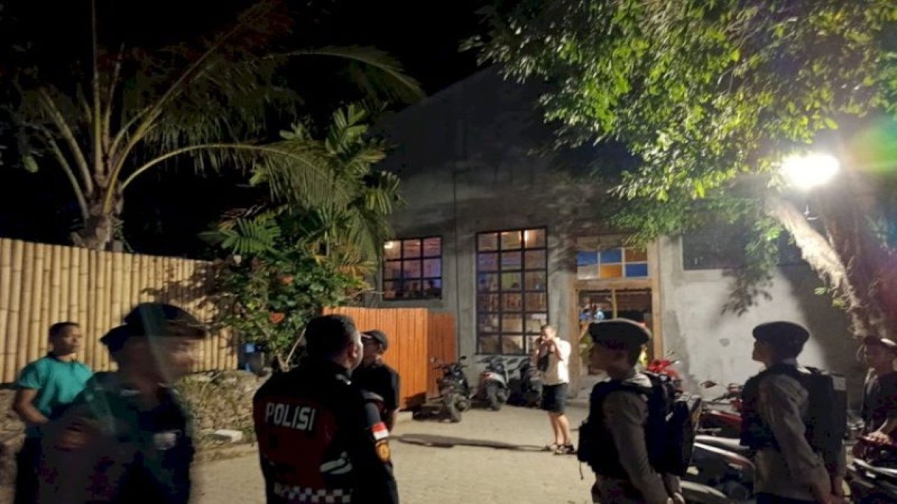 Anggota Kepolisian Polres Manggarai Barat Provinsi Nusa Tenggara Timur melakukan rasia ke sejumlah tempat hiburan malam guna mencegah kasus tidan pidana perdagangan orang (TPPO) Minggu (18/6) dini hari. (ANTARA/HO-Humas Polres Manggarai Barat)