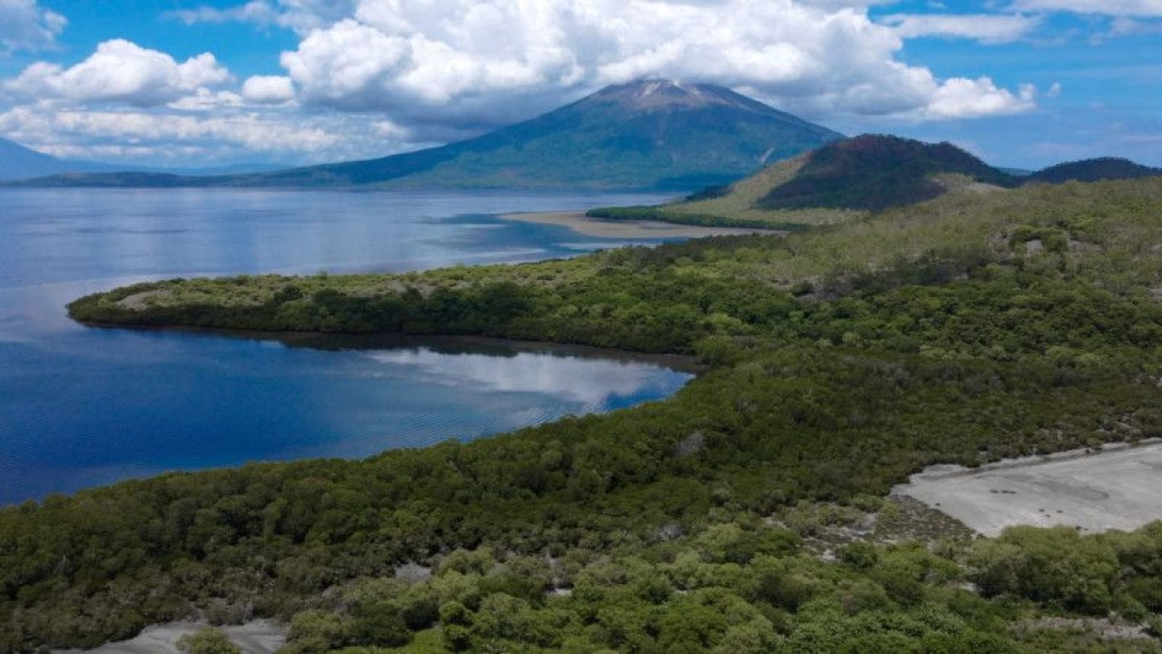 Tanjung Nuhanera, Teluk Waienga merupakan salah satu spot foto menarik di Kabupaten Lembata, NTT. (ANTARA/Dokumentasi Pribadi)