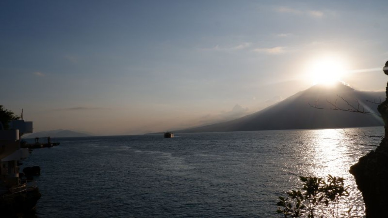 Teluk Lewoleba di Lembata, NTT yang berlatarkan Gunung Ile Boleng di Adonara, Flores Timur. (ANTARA/Fransiska Mariana Nuka)