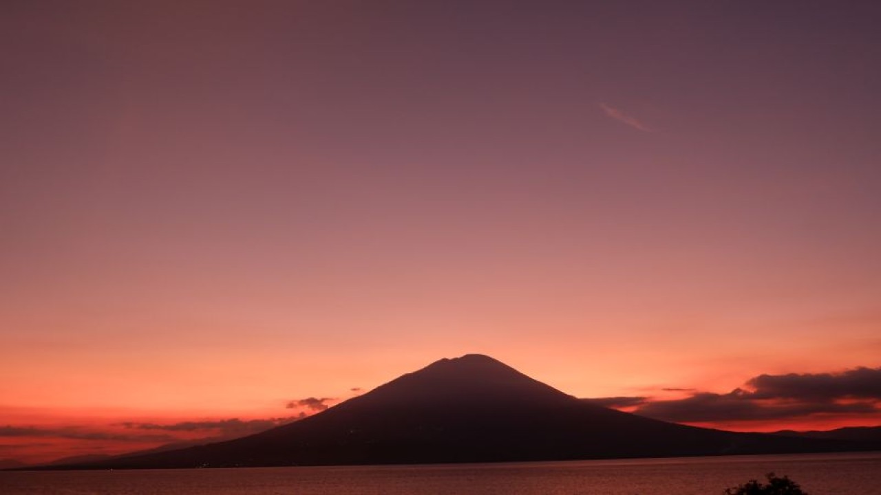 Teluk Lewoleba di Lembata, NTT yang berlatar Gunung Ile Boleng di Adonara, Flores Timur. (ANTARA/Fransiska Mariana Nuka)