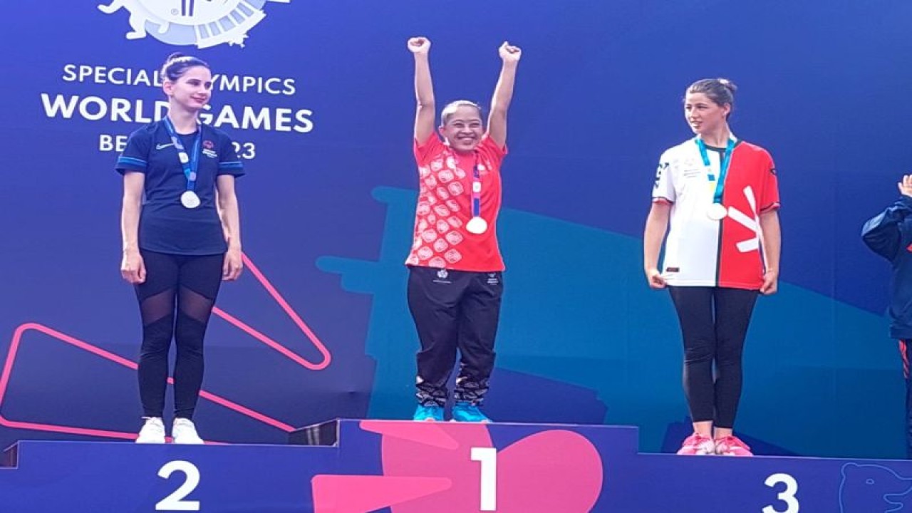 Nur Hazizah (tengah) menjadi penyumbang medali emas pertama Indonesia pada Special Olympics World Summer Games  (SOWSG) 2023 setelah menjadi yang terbaik di nomor alat bola yang bergulir di Berlin, Jerman, Senin (19/6/2023).  (ANTARA/HO-Kemenpora)