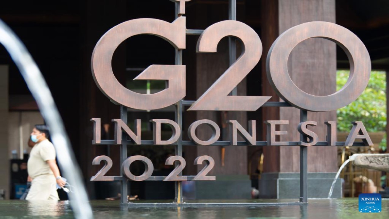 Foto Dokumen: Logo KTT Kelompok 20 (G20) ke-17 di luar Apurva Kempinski, tempat utama KTT di Bali, Indonesia pada 12 November 2022. ANTARA/Xinhua/Wang Yiliang