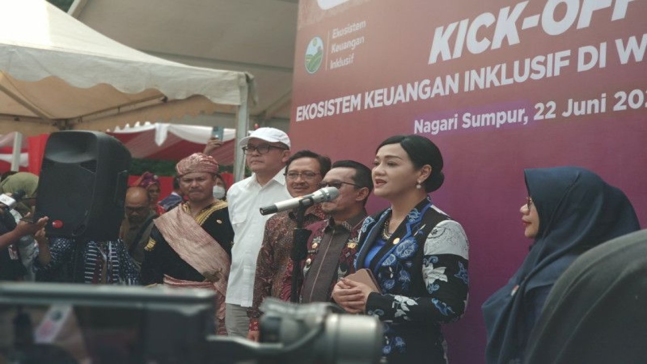 Kepala Eksekutif Pengawas Perilaku Pelaku Usaha Jasa Keuangan, Edukasi dan Pelindungan Konsumen OJK Friderica Widyasari Dewi memberikan keterangan pada awak media dalam Kick Off Generic Model EKI di Nagari Sumpur, Kabupaten Tanah Datar, Provinsi Sumatera Barat, Kamis. (ANTARA/Citro Atmoko)