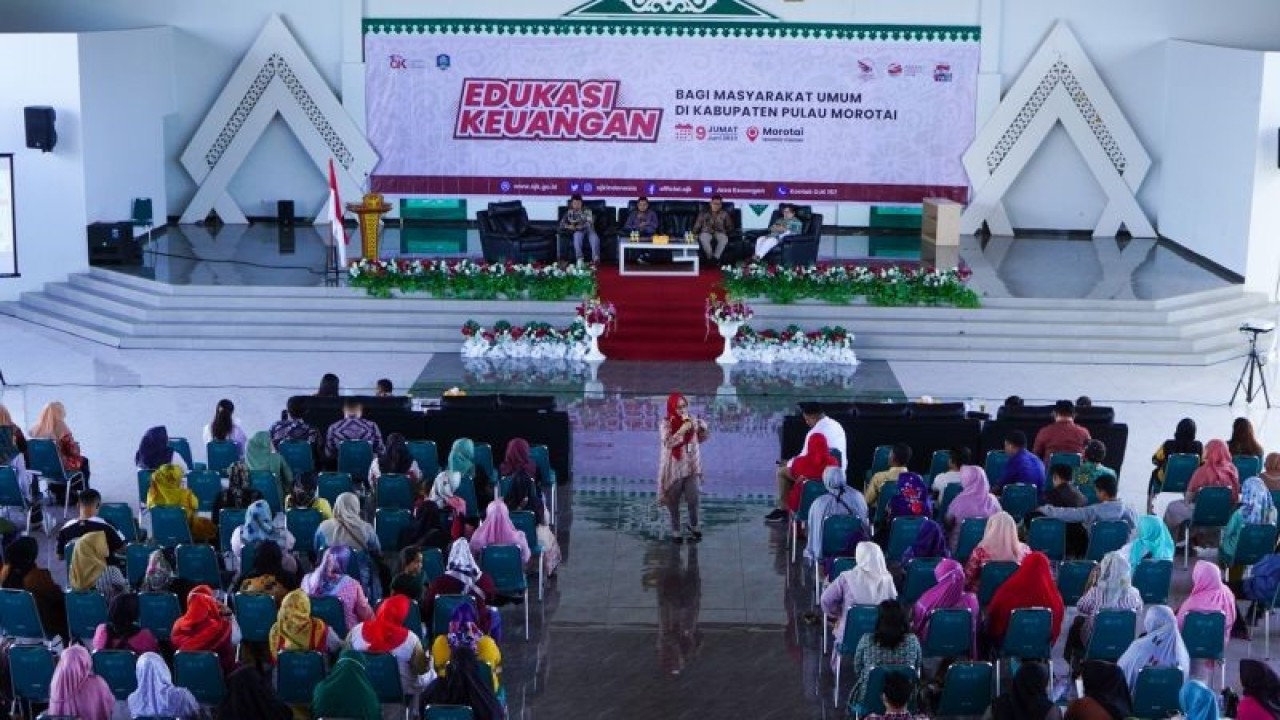 OJK melaksanakan program peningkatan literasi keuangan di Morotai, Jumat (9/6/2023). ANTARA/HO-OJK/pri