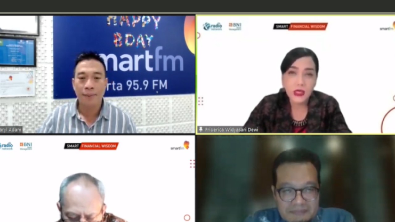 Kepala Eksekutif Pengawas Perilaku Pelaku Usaha Jasa Keuangan, Edukasi, dan Perlindungan Konsumen Otoritas Jasa Keuangan (OJK) Friderica Widyasari (atas kanan) dalam webinar Smart Financial Wisdom di Jakarta, Rabu (14/6/2023). ANTARA/Agatha Olivia Victoria