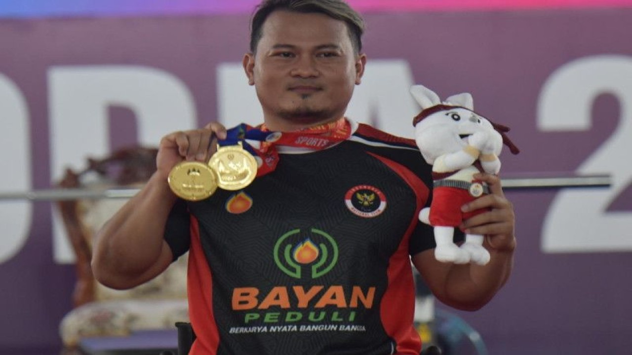 Atlet para-angkat berat Margono meraih dua medali emas sekaligus dalam debutnya di ajang olahraga penyandang disabilitas se-Asia Tenggara. ANTARA/HO-Kemenpora