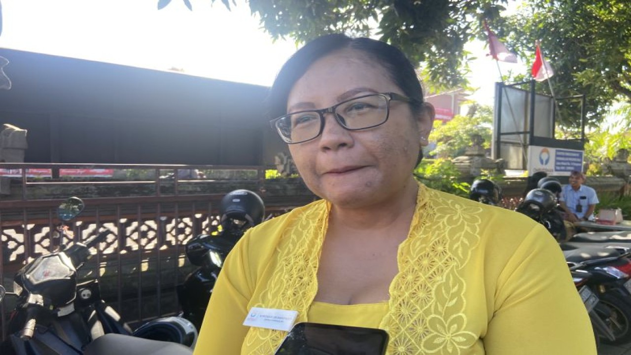 Kepala Ombudsman Bali Ni Nyoman Sri Widhiyanti saat diwawancara soal rencana perekrutan pemandu pendakian jadi tenaga kontrak, Denpasar, Kamis (8/7/2023). ANTARA/Ni Putu Putri Muliantari
