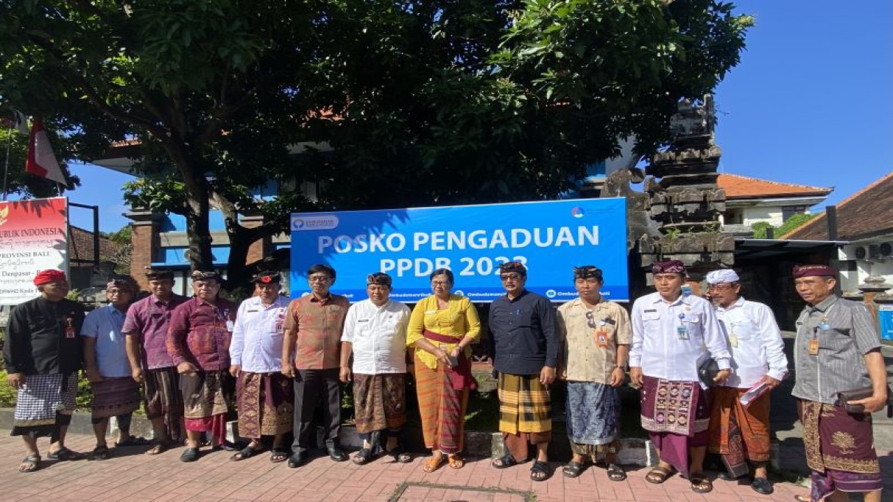 Ombudsman Bali bersama Disdikpora Bali dan kabupaten/kota dalam penandatanganan peneguhan komitmen pelaksanaan PPDB 2023 di Denpasar, Kamis (8/6/2023). ANTARA/Ni Putu Putri Muliantari