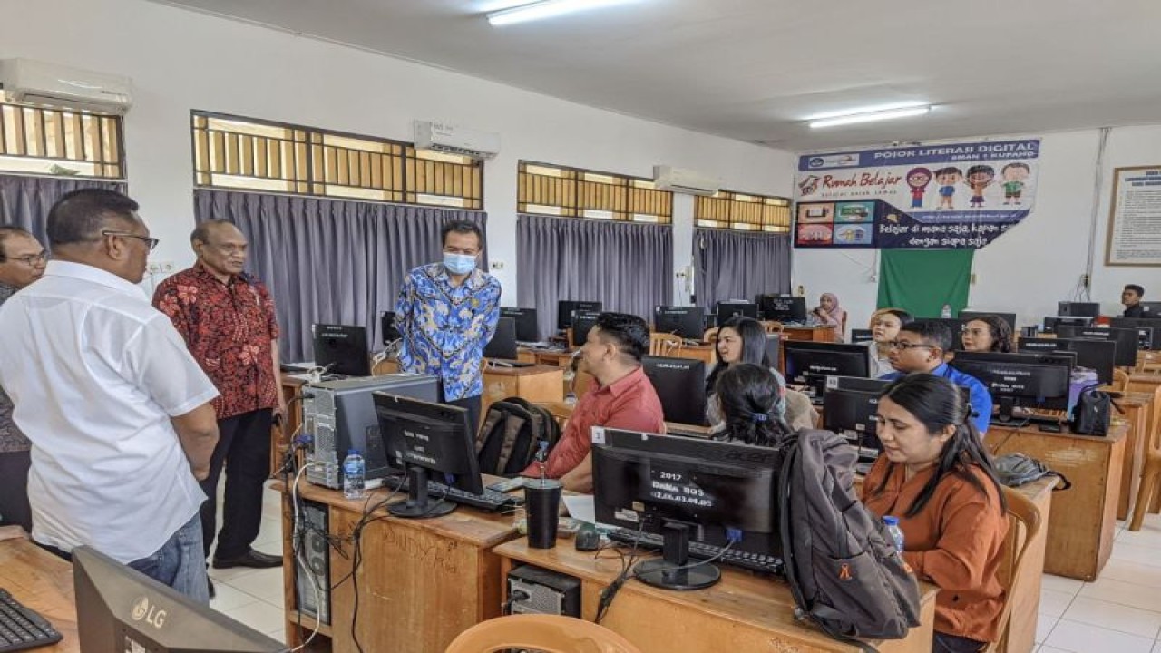 Kepala Ombudsman RI Perwakilan NTT Darius Beda Daton (keempat kiri) bersama pihak Badan Musyawarah Perguruan Swasta (BMPS) NTT berdiskusi dengan pantia dalam kegiatan pemantauan Penerimaan Peserta Didik Baru (PPDB) tahun 2023 di SMA Negeri 1 Kota Kupang di Kupang, Selasa (20/6/2023). (FOTO ANTARA/HO-Ombudsman RI Perwakilan NTT)
