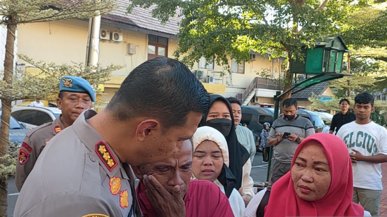 Kapolresta Bogor Kota Kombes Bismo Teguh Prakoso saat meranggkul Rujai, ayah AS korban pembacokan di simpang Pomad usai ungkap kasus penangkapan ASR aias Tukul di Mapolresta Bogor Kota, Jumat (12/5/2023) sore. (ANTARA/Linna Susanti)