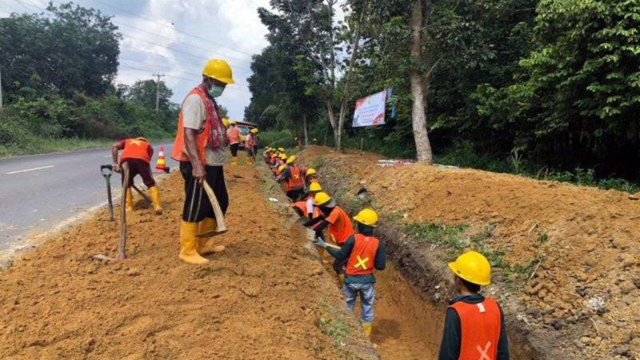 Sejumlah pekerja menjalankan program Padat Karya. ANTARA/HO-Kementerian PUPR/am.