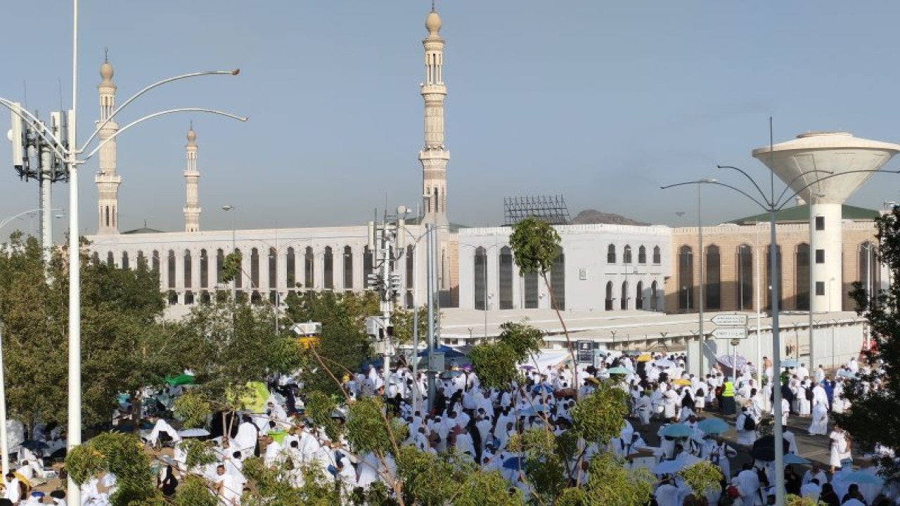 Jamaah calon haji pada Senin (26/6/2023) mulai memadati Masjid Namirah, yang terletak di Padang Arafah, Arab Saudi, untuk mendengarkan khutbah wukuf. ANTARA/Azis Kurmala
