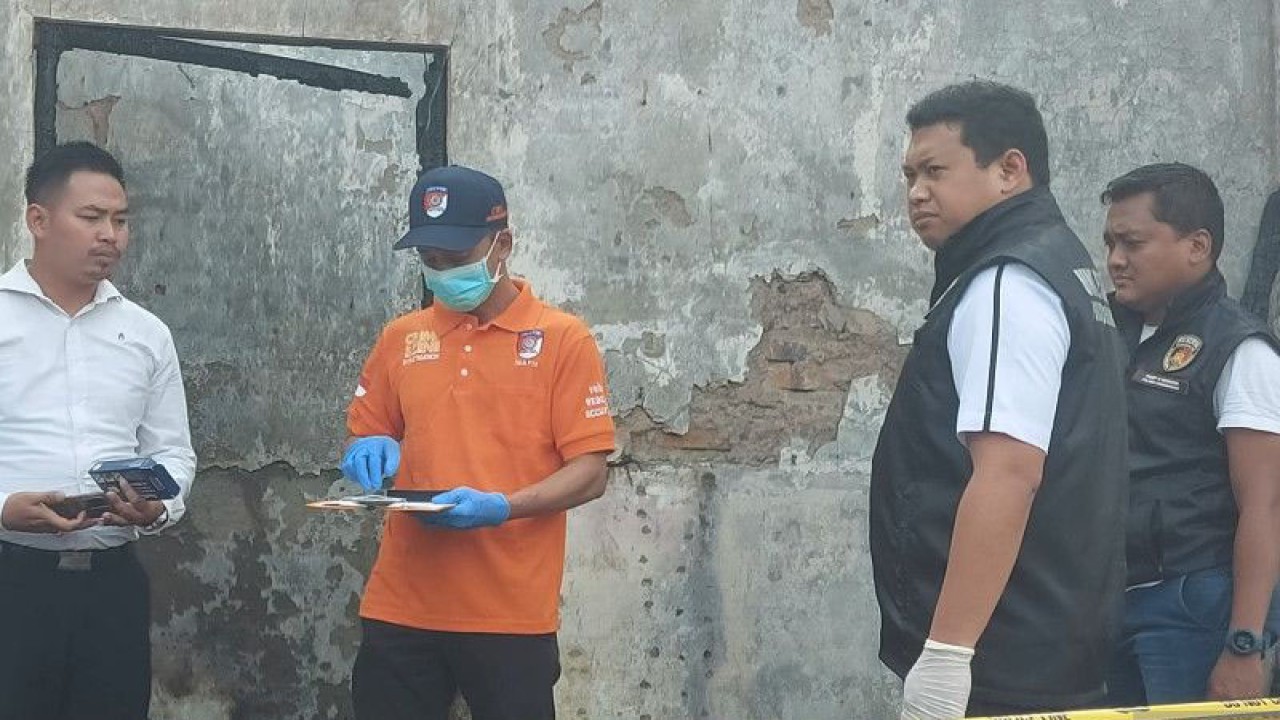 Kepala Unit Reskrim Polsek Pademangan Iptu I Gede Gustiyana (kedua kanan) di lokasi kebakaran di Pademangan, Jakarta Utara, Senin (12/6/2023). ANTARA/Abdu Faisal