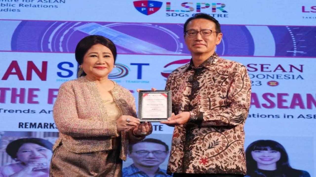 Ketua ASEAN PR Network Prita Kemal Gani memberikan apresiasi kepada Dubes Jepang untuk Indonesia Kanasugi Kenji pada seminar ASEAN SPOT: AI & The Future of PR In ASEAN, di Jakarta (ANTARA/HO/LSPR)