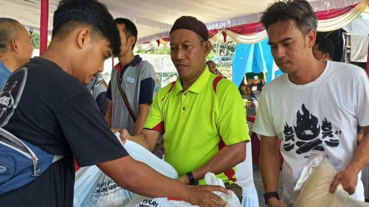 Penyaluran bantuan paket sembako murah di Bhayangkara Park, Kota Pangkalpinang. (ANTARA/HO-Disperindag Provinsi Bangka Belitung)