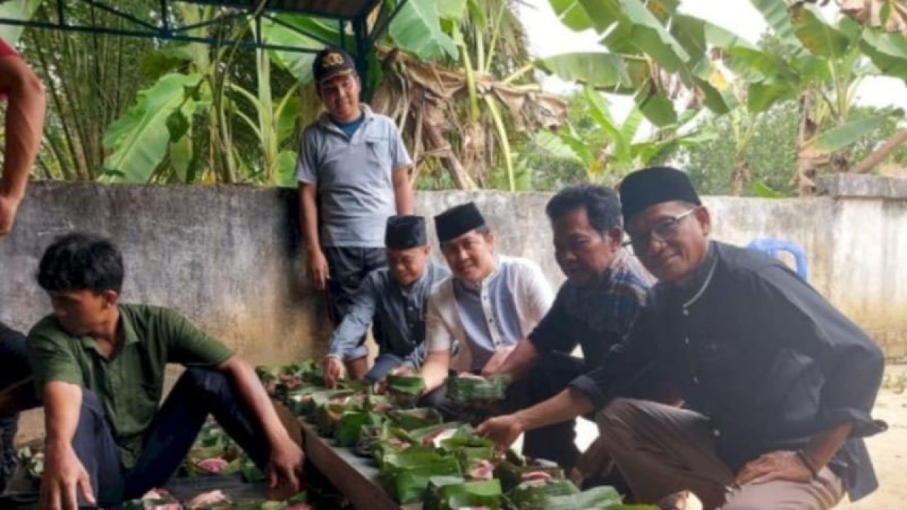Warga Kabupaten Musi Banyuasin, Sumatera Selatan menggunakan daun-daunan untuk membungkus daging kurban Idul Adha 1444 Hijriyah menggantikan kantung plastik yang tidak ramah lingkungan, Kamis (29/6/2023) (FOTO ANTARA/HO-Diskominfo Muba)
