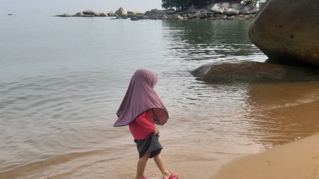 Seorang anak sedang bermain air di objek wisata Pantai Kura-Kura, Kabupaten Bengkayang, Kalbar. ANTARA/Dedi