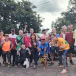 Para pelari lintas alam Balikpapan Hash House Harriers, rutin membersihkan sampah di pantai-pantai Balikpapan.l (ANTARA/novi abdi)-1686206587