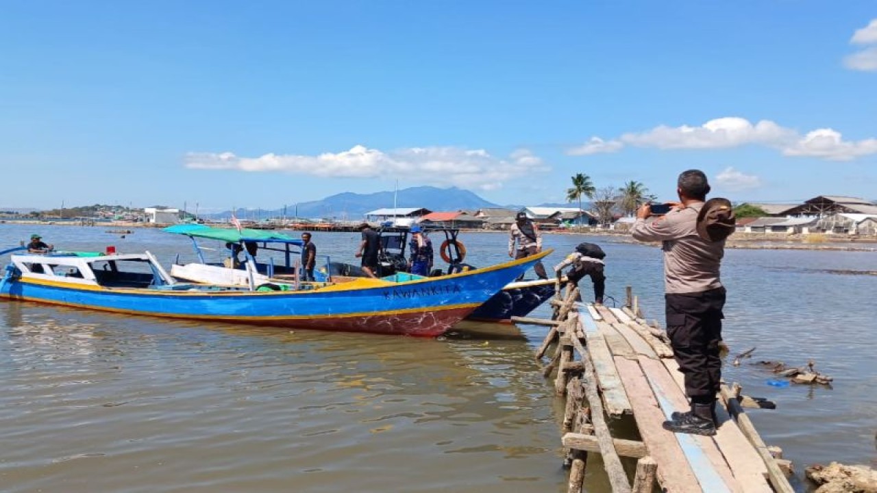 Para pemancing tenggelam saat dilakukan evakuasi di Pelabuhan Bima, Nusa Tenggara Barat (ANTARA/Humas Polda NTB)