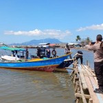 Para pemancing tenggelam saat dilakukan evakuasi di Pelabuhan Bima, Nusa Tenggara Barat (ANTARA/Humas Polda NTB)-1685949840
