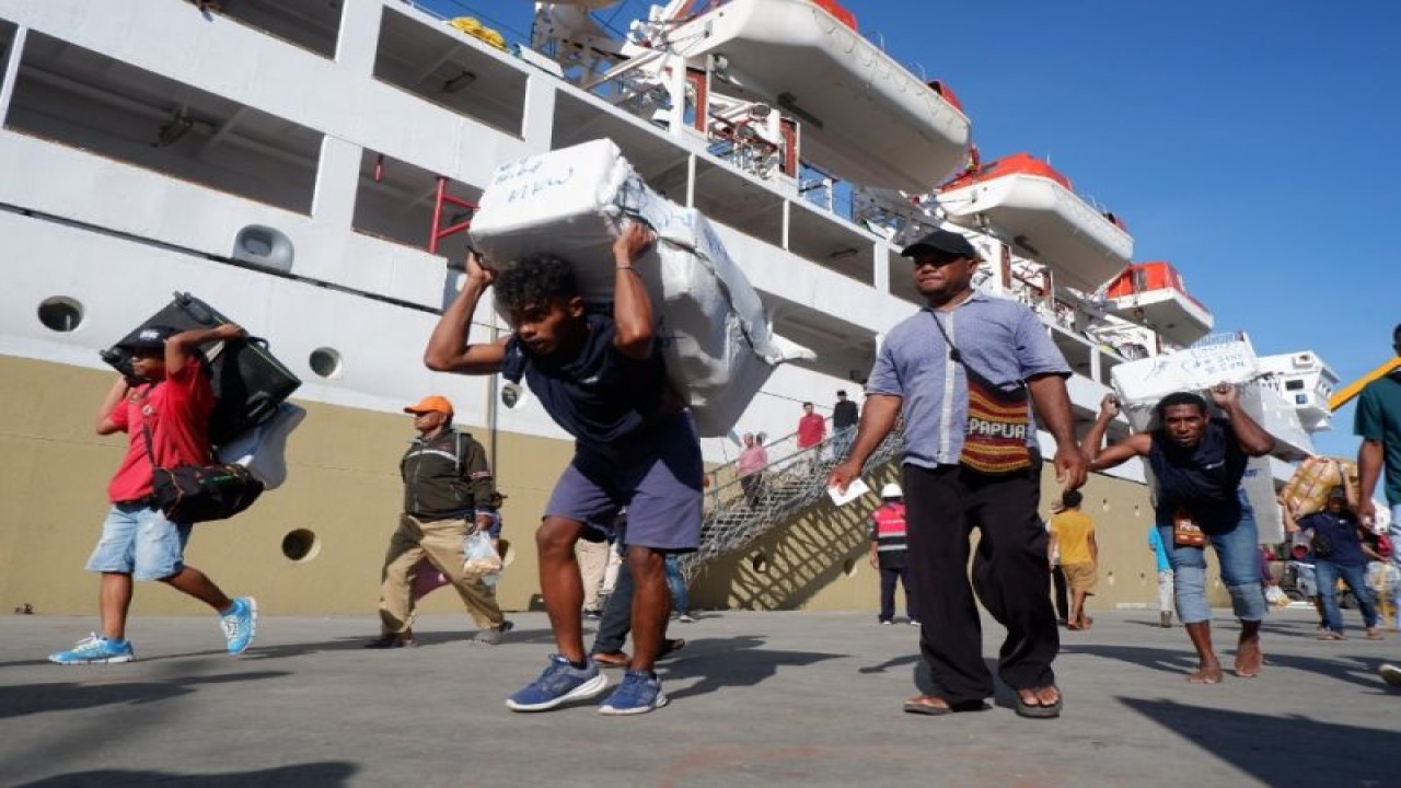 Para penumpang yang turun di Pelabuhan Jayapura, Papua. (ANTARA/HO- Dokumentasi Sakti)