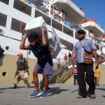 Para penumpang yang turun di Pelabuhan Jayapura, Papua. (ANTARA/HO- Dokumentasi Sakti)-1687767967