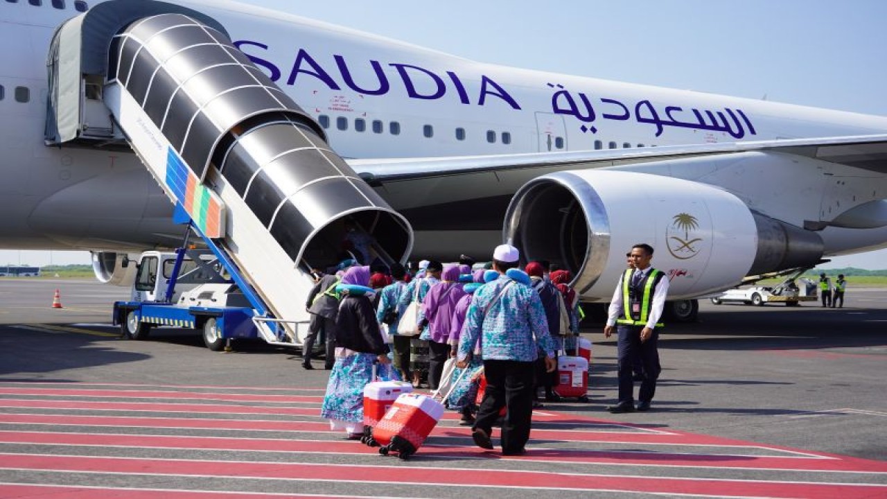 Para peserta ibadah haji Indonesia memasuki pesawat Saudia Airlines untuk berangkat ke Tanah Suci. (ANTARA/HO-Kemenag)