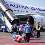 Para peserta ibadah haji memasuki pesawat Saudia Airlines untuk berangkat ke Arab Saudi. (ANTARA/HO-Kemenag)-1685955621