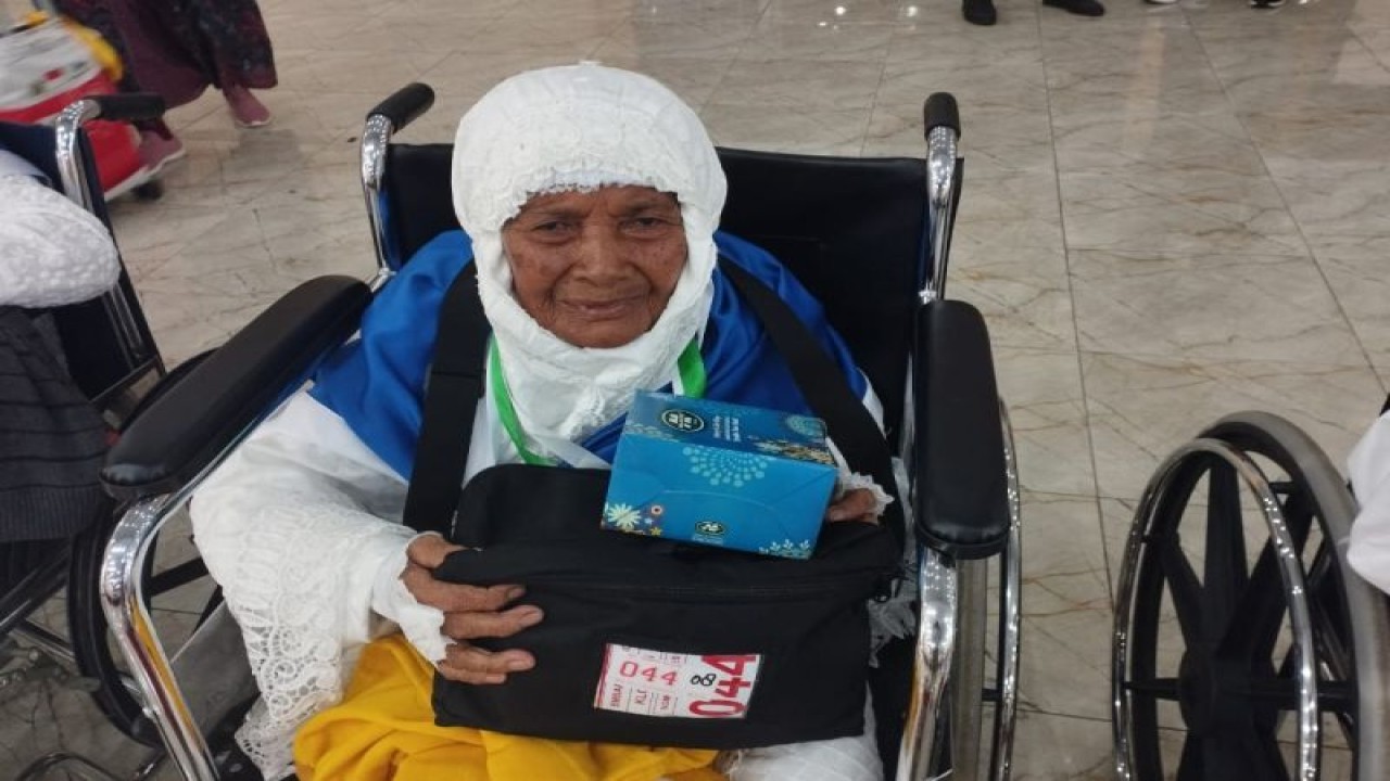 Parini Binti Wongso (92) asal Kecamatan Percut Sei Tuan, calon haji tertua yang tergabung dalam kelompok terbang (kloter) 16 asal Kabupaten Deli Serdang.(ANTARA/Munawar Mandailing).