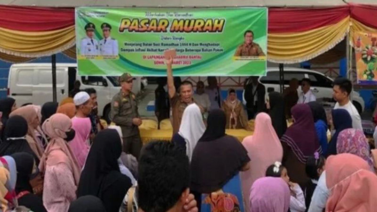 Arsip - Potret suasana masyarakat menyerbu pasar murah yang digelar Dinas Perdagangan Kabupaten Tapin di Lapangan Dwi Dharma Rantau. (ANTARA/Muhammad Fauzi Fadilah)