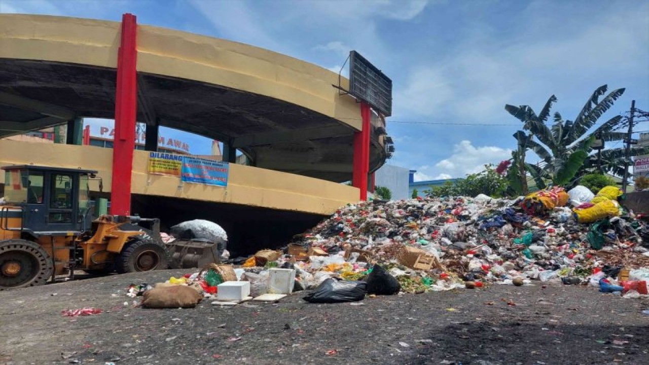 Tumpukan sampah di lingkungan Pasar Mawar, Kota Pontianak, Provinsi Kalimantan Barat. (ANTARA/Rendra Oxtora)