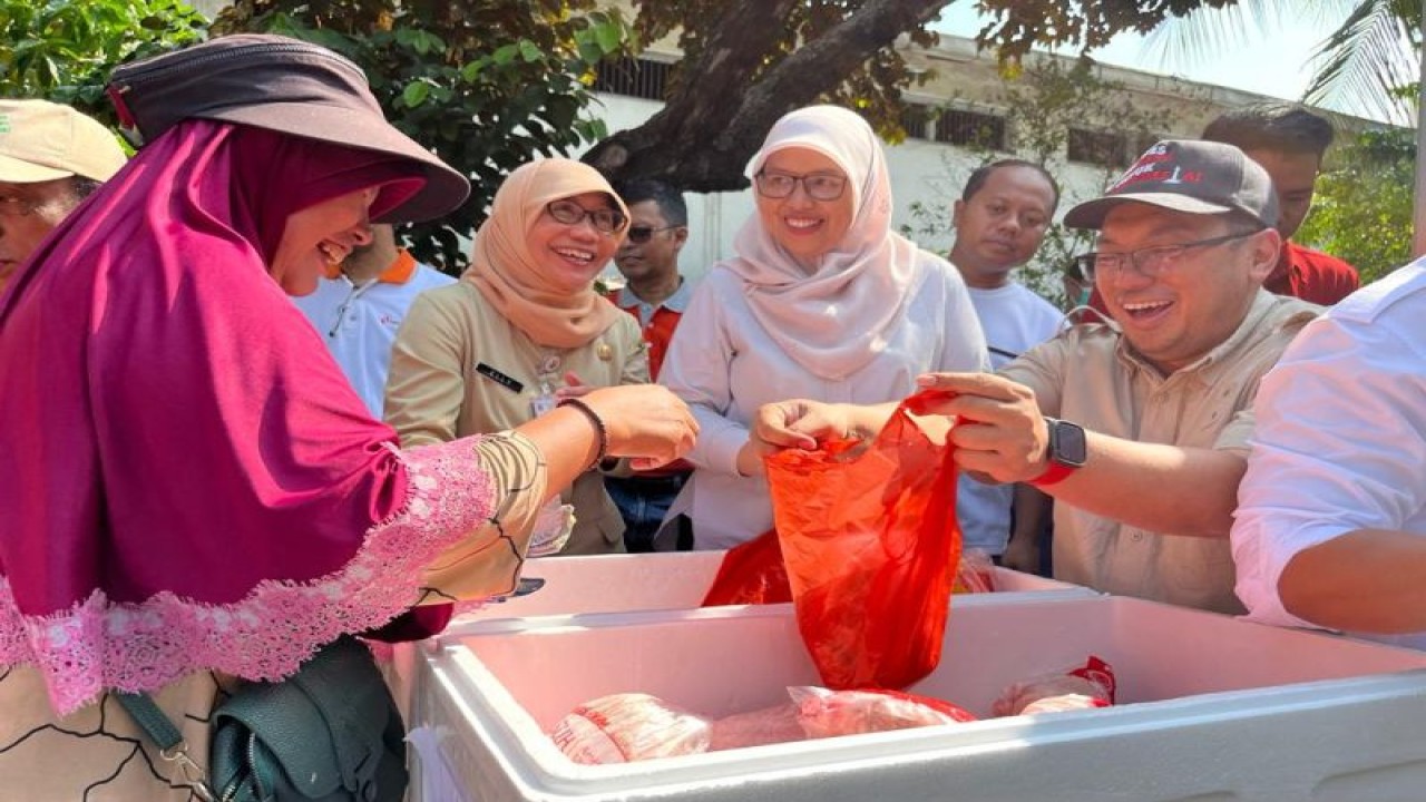 Operasi pasar daging ayam di Kelurahan Tanjung Priok, Jakarta Utara, Rabu (28/6/2023). ANTARA/HO-Perumda Dharma Jaya