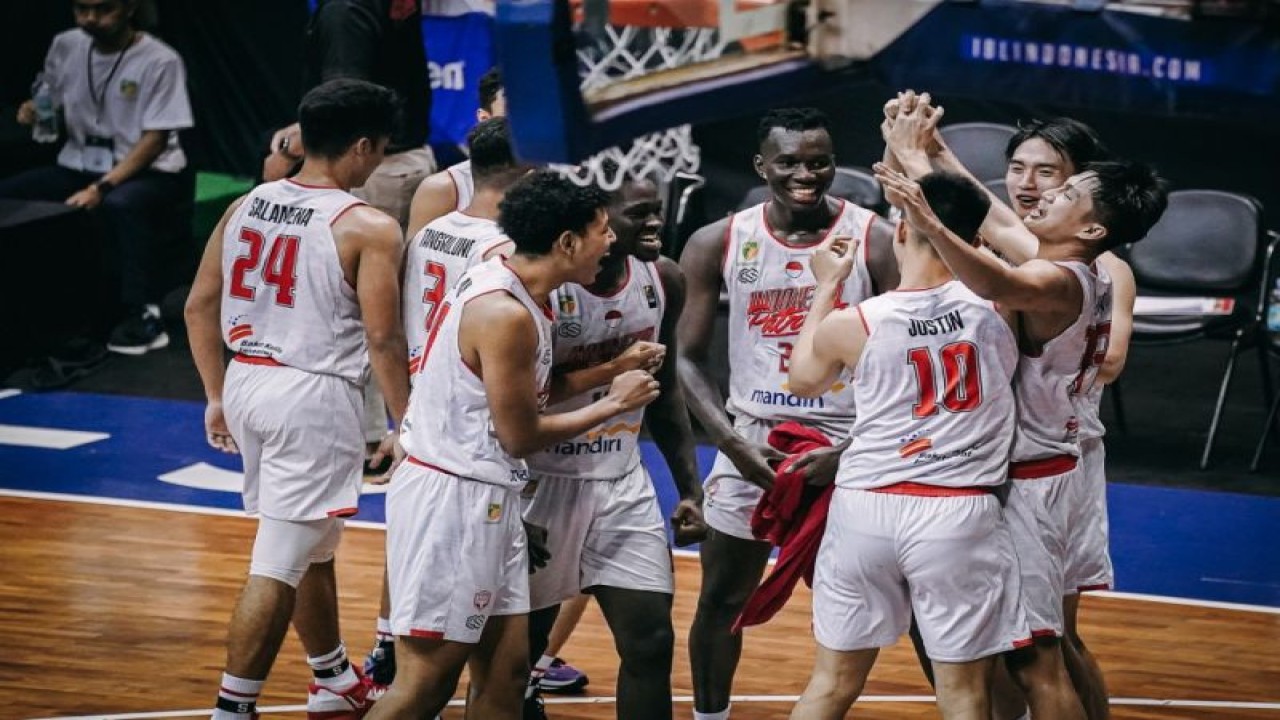 Para roster Indonesia Patriots bereaksi saat melawan Mountain Gold Timika dalam pertandingan IBL Seri Ketujuh yang digelar di C-Tra Arena Bandung, Rabu (7/6/2023). (ANTARA/HO-IBL)