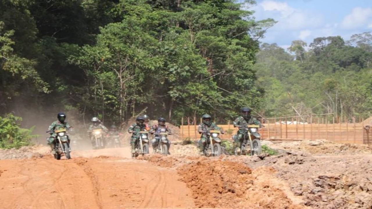 Danrem 121/Abw Brigjen TNI Pribadi Jatmiko beserta rombongan melaksanakan patroli di jalan pararel perbatasan Indonesia dan Malaysia wilayah Kapuas Hulu dan Sintang Provinsi Kalimantan Barat. ANTARA/HO-Penrem 121/Abw (Teofilusianto Timotius)