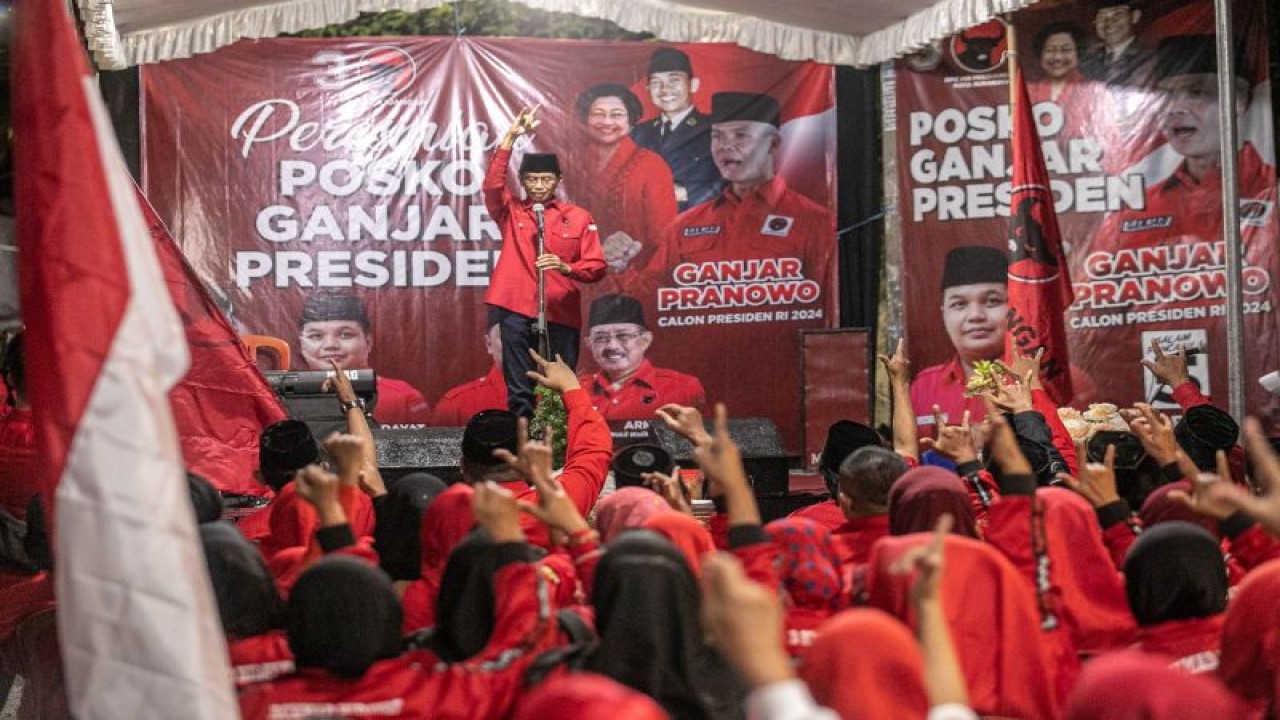 Ketua DPC PDI Perjuangan Kota Surabaya Adi Sutarwijono saat peresmian Posko "Ganjar Presiden" di Krembangan Bakti, Kemayoran, Surabaya, Sabtu (3/6/2023). (ANTARA/HO-PDIP Surabaya)