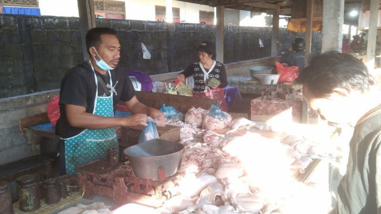 Pedagang melayani pembelian daging di Pasar Batubulan, Kabupaten Gianyar, Bali, Kamis (22/6/2023) ANTARA/Dewa Ketut Sudiarta Wiguna