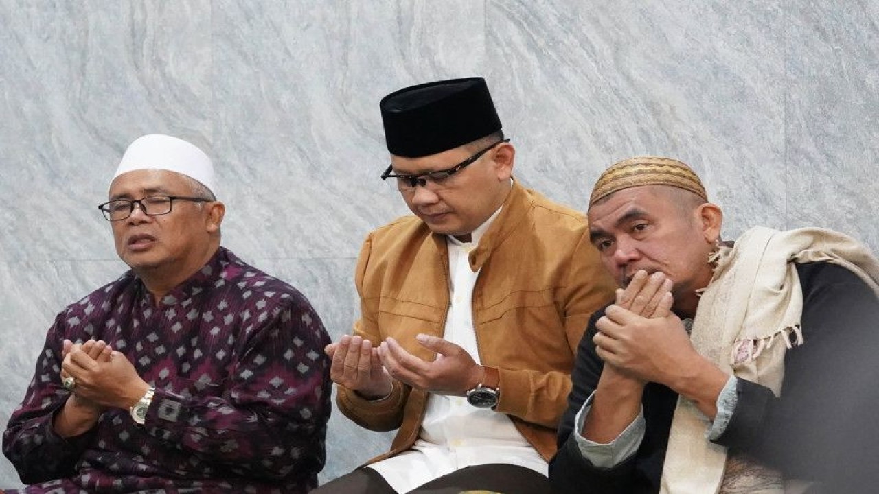 Penjabat Wali Kota Batu Aries Agung Paewai (tengah) berdoa bersama sebelum melepas keberangkatan jamaah calon haji di Kota Batu, Jawa Timur, Senin (12/6/2023). (ANTARA/HO-Prokopim Setda Kota Batu)