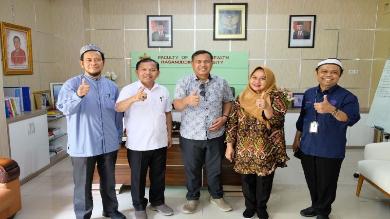Pejabat BRIN dan FKM Unhas berfoto bersama usai membahas peluang kerja sama penelitian di Makassar.ANTARA/HO-Unhas