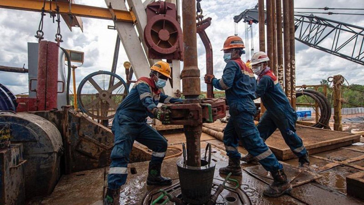 Ilustrasi - Pekerja melakukan aktivitas pengeboran sumur minyak bumi. (ANTARA/HO-Pertamina/aa.)