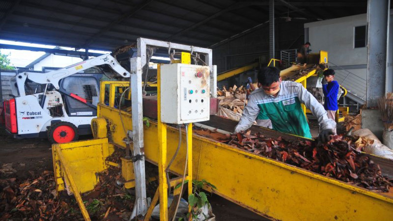 Pekerja mengolah sampah organik di tempat pengolahan sampah di Desa, Gondangmanis, Bae, Kudus, Jawa Tengah, Rabu (12/4/2023). Pemerintah menargetkan Indonesia bersih sampah melalui pengurangan sampah sebesar 30 persen dan penanganan sampah sebesar 70 persen pada tahun 2025. ANTARA FOTO/Yusuf Nugroho/foc.