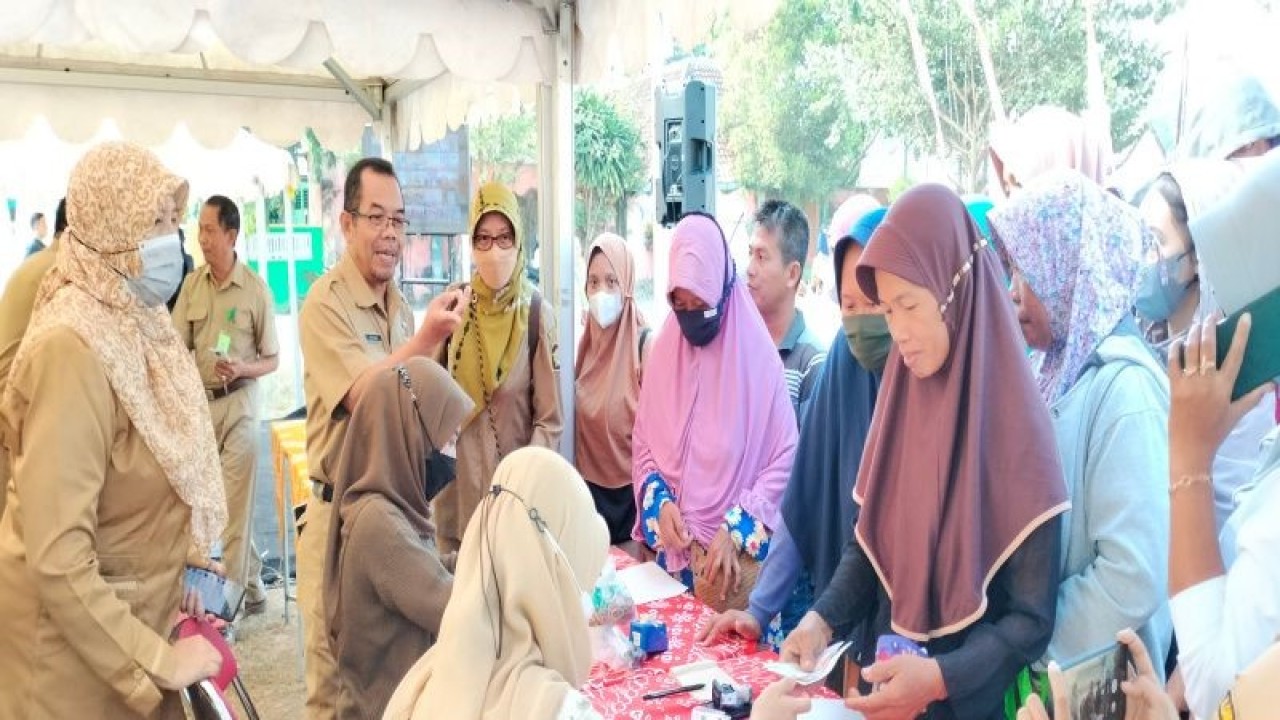 Pelaksana harian Bupati Kulon Progo Triyono meninjau Gerakan Pasar Murah di Pasar Sentolo Lama, Senin (26/6). (ANTARA/Sutarmi)