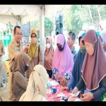 Pelaksana harian Bupati Kulon Progo Triyono meninjau Gerakan Pasar Murah di Pasar Sentolo Lama, Senin (26/6). (ANTARA/Sutarmi)-1687769199