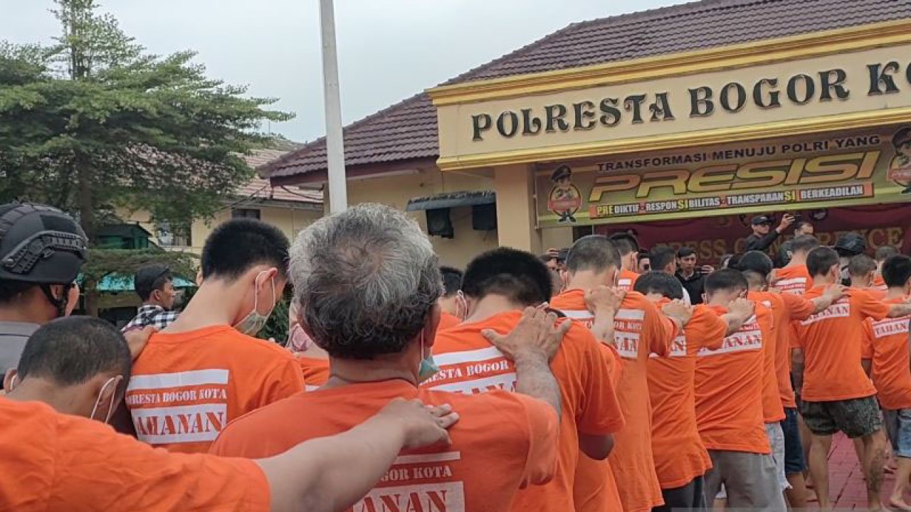 Para pelaku penyalahgunaan narkoba saat digiring di Mapolresta Bogor Kota, Selasa (6/6/2023). ANTARA/Linna Susanti.