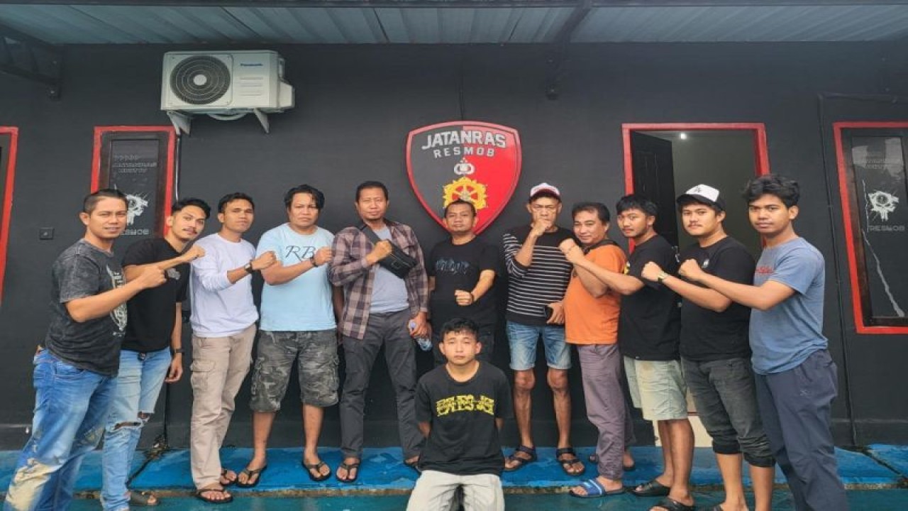 Tim Resmob Polda Sultra yang menangkap pelaku penikaman polisi. (ANTARA/HO-Polda Sultra)