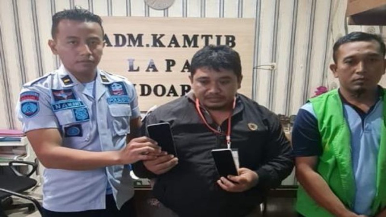 Petugas Lapas Sidoarjo bersama pelaku penyelundupan telepon seluler ke dalam lapas setempat, Kamis (15/6/2023). ANTARA/HO-Kanwilkumham Jatim