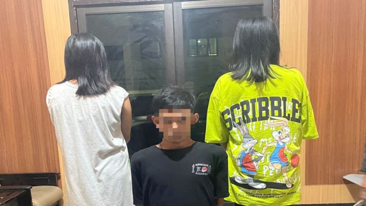Pelaku perdangan orang bersama dua orang korbannya. (Antara/HO-Polda Sultra)