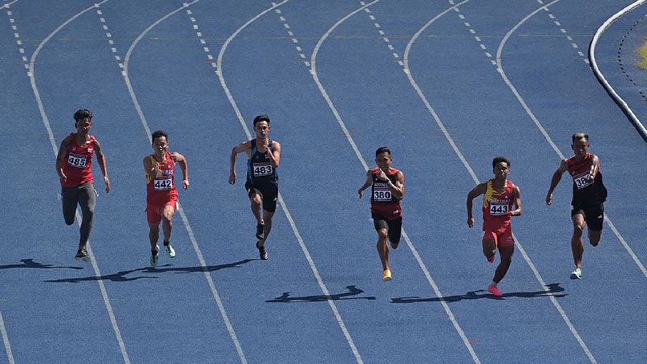 Pelari putra Indonesia Firza Faturahman Listianto (ketiga kanan) memacu larinya saat laga final 100 M T46 ASEAN Para Games 2023 di Morodok Techo National Stadium, Phnom Penh, Kamboja, Senin (5/6/2023). Firza Faturahman Listianto berhasil meraih emas dengan catatan waktu 11,52 detik. ANTARA FOTO/Zabur Karuru/foc.